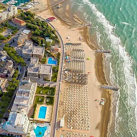 Bright Flat Surrounded By A Garden 700m From The Sea Otel