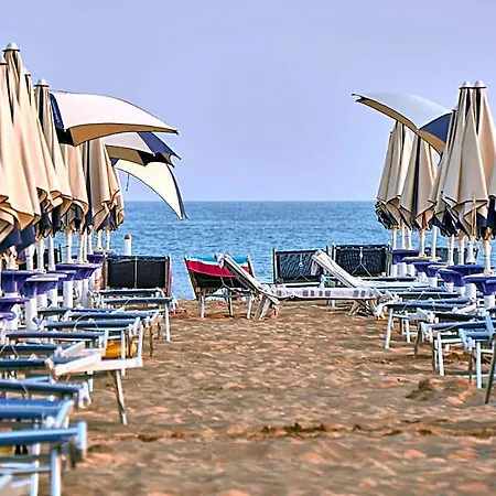 Bright Flat Surrounded By A Garden 700m From The Sea Otel 3*